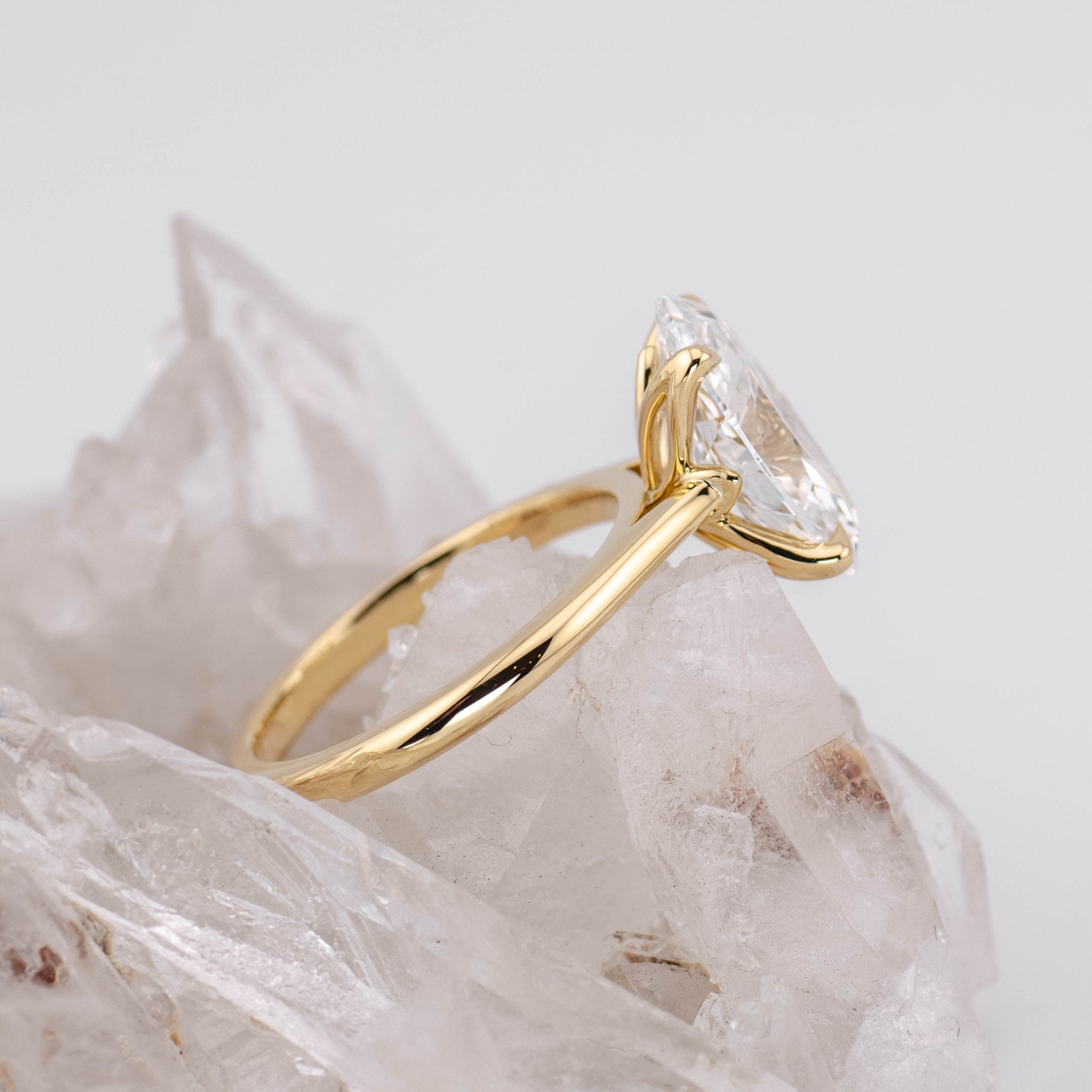 (Ready to Ship Size M) - Oval Petal 4.0 – 4 Claw Petal Basket 4.05ct E VVS2 Oval Solitaire in 18k Yellow Gold