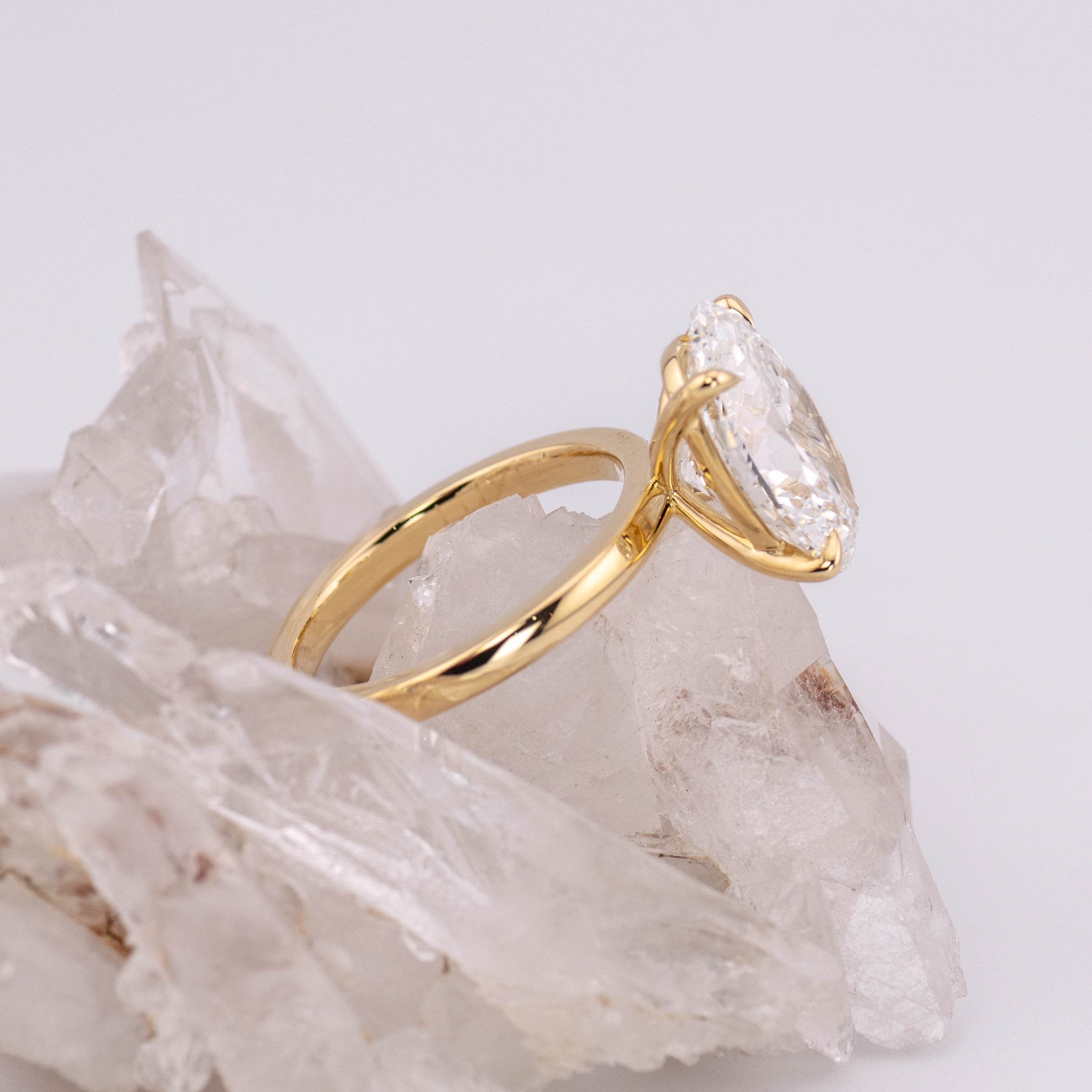 (Ready to Ship Size M) - Kate 5.0 – 4 Claw 5.07ct E VVS2 Oval Solitaire in 18k Yellow Gold