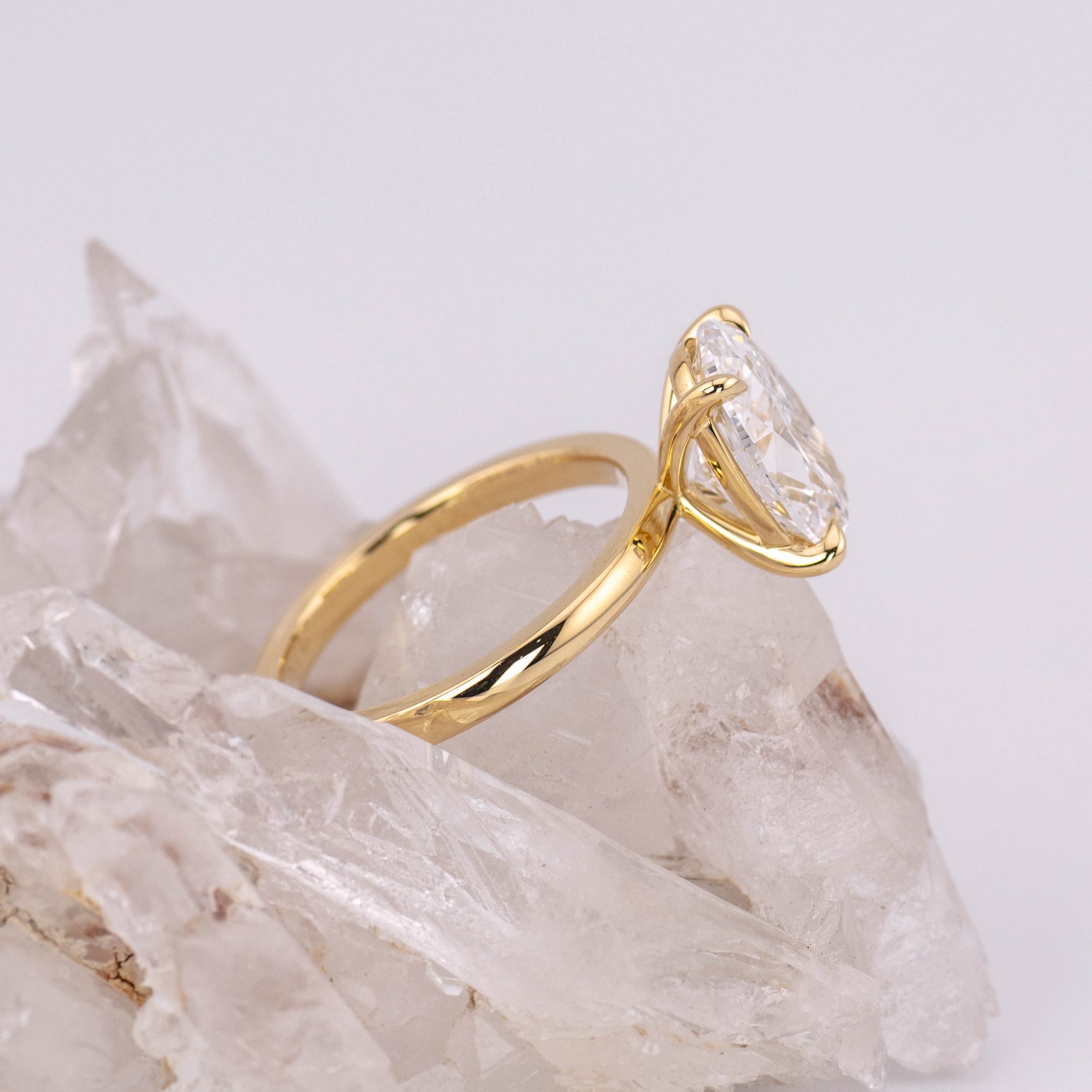 (Ready to Ship Size M) - Kate 3.0 – 4 Claw 3.16ct E VVS2 Oval Solitaire in 18k Yellow Gold