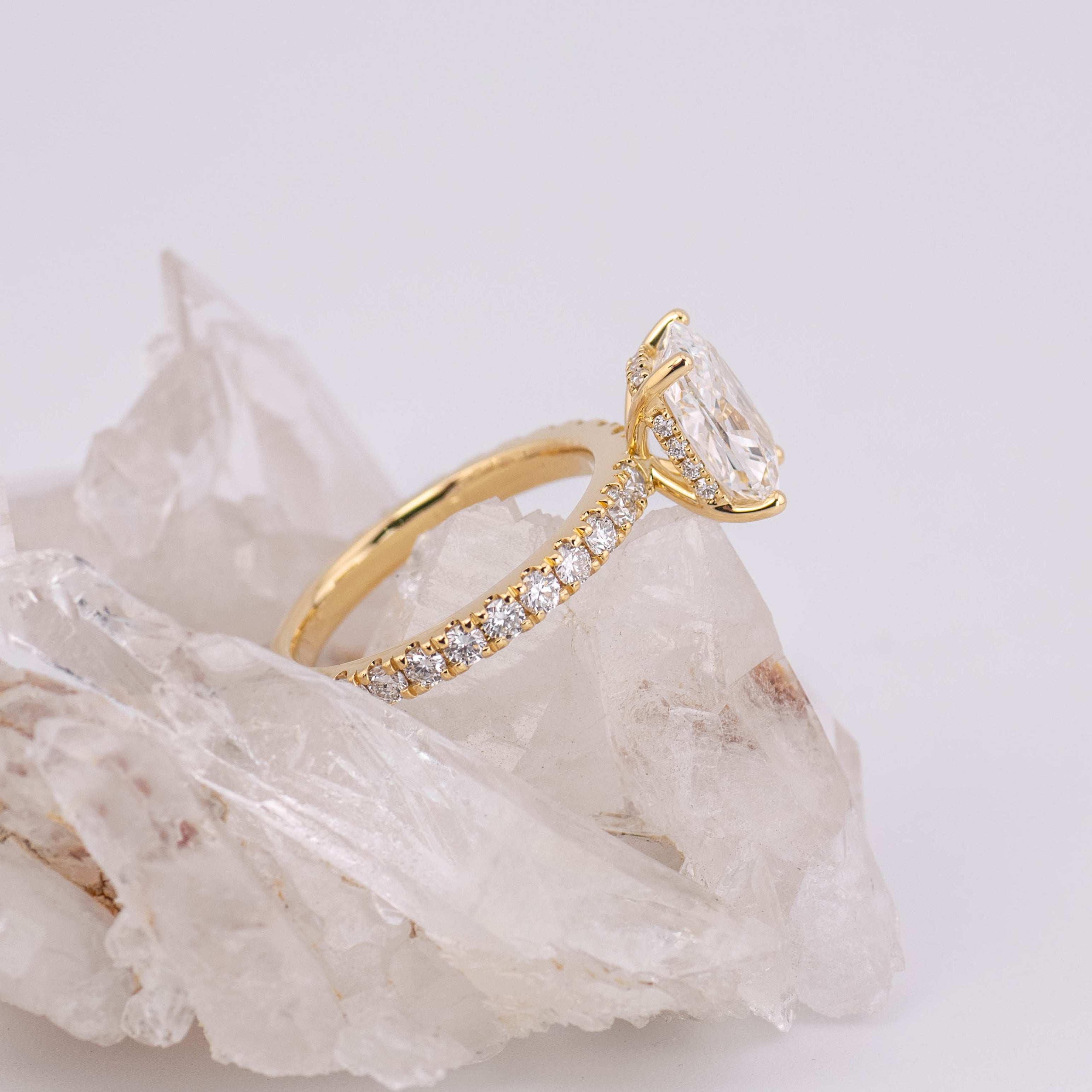 (READY TO SHIP SIZE M) 2.56CT E VVS2 ELONGATED CUSHION WITH HIDDEN HALO & PAVE BAND IN 18K YELLOW GOLD