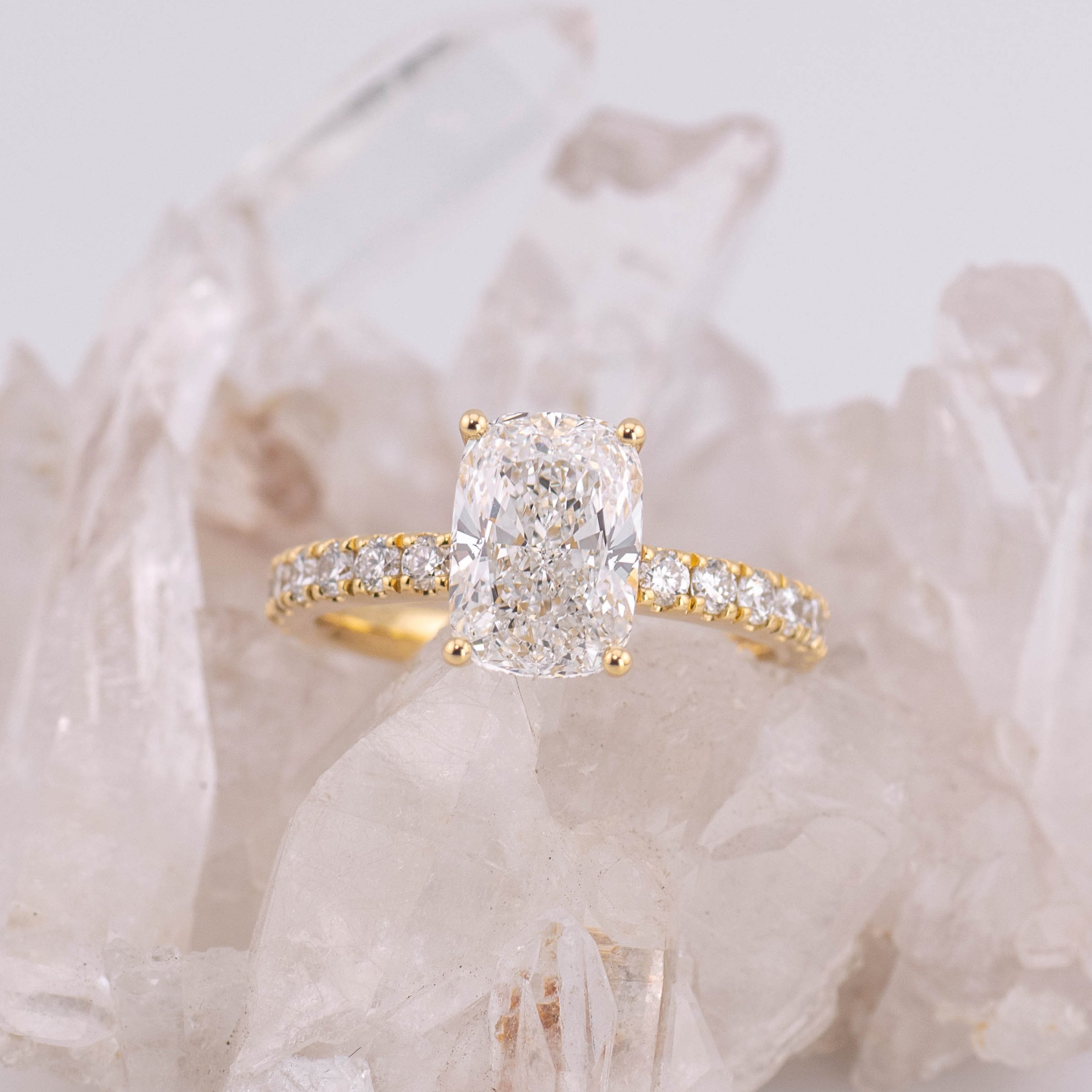 (READY TO SHIP SIZE M) 2.56CT E VVS2 ELONGATED CUSHION WITH HIDDEN HALO & PAVE BAND IN 18K YELLOW GOLD