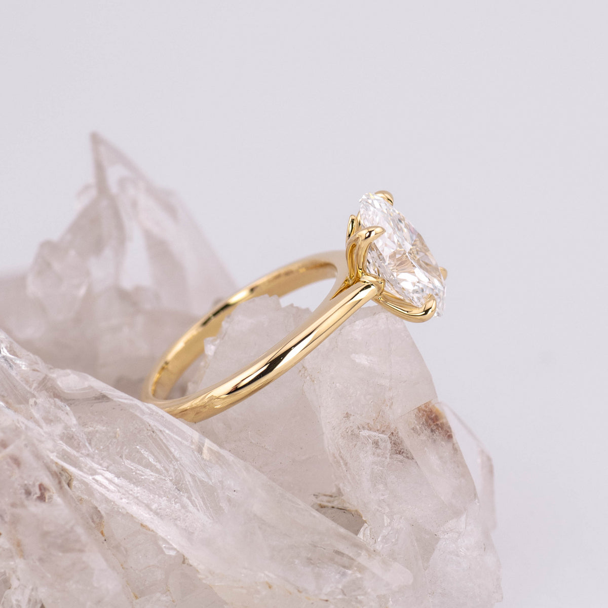 (Ready to Ship Size M) - Oval Petal 2.5 – 4 Claw Petal Basket 2.56ct D VVS2 Oval Solitaire in 18k Yellow Gold