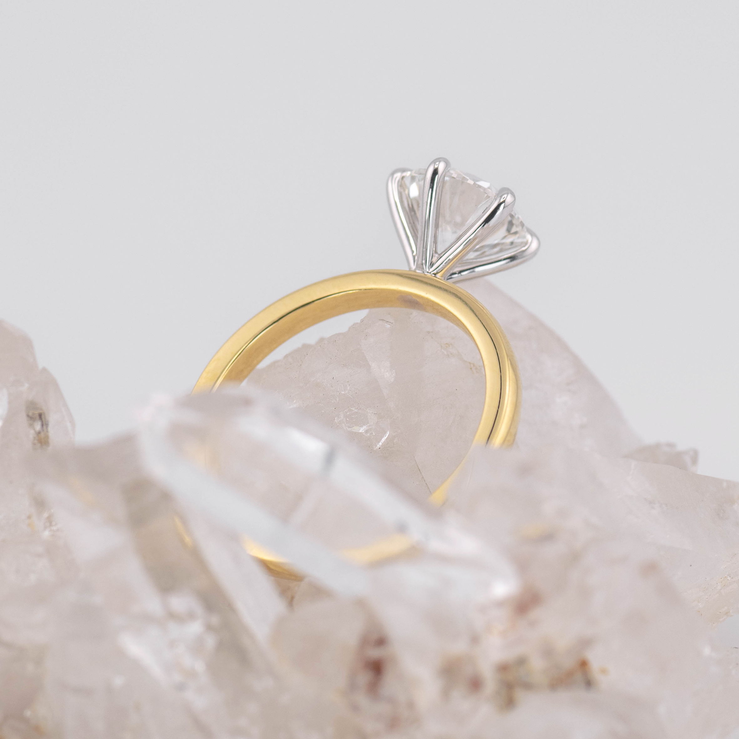 (Ready to Ship Size M) - Billie 2.0 – 6 Claw 2.00ct D VVS2 Round Solitaire in 2 Tone 18k Gold