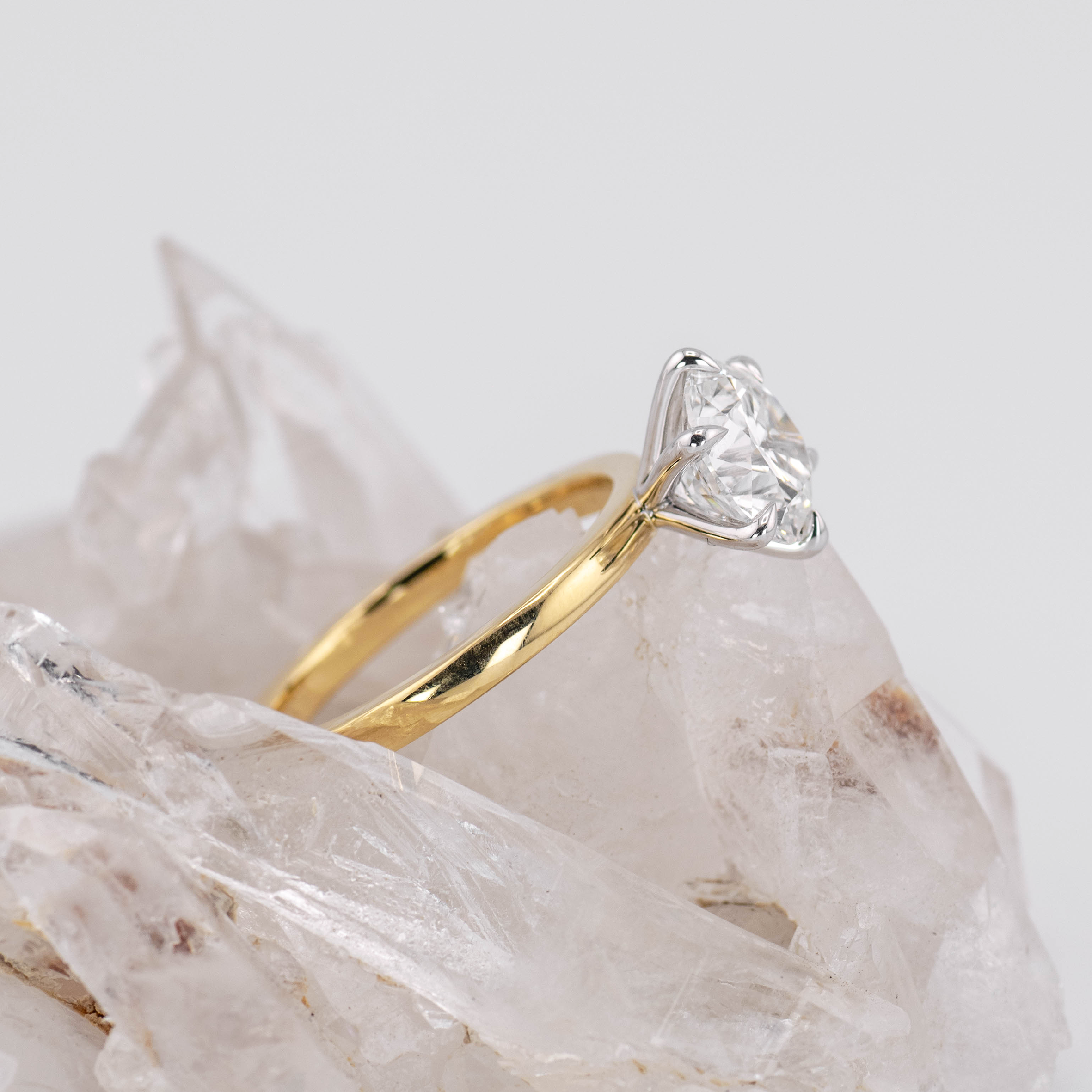 (Ready to Ship Size M) - Billie 2.0 – 6 Claw 2.00ct D VVS2 Round Solitaire in 2 Tone 18k Gold