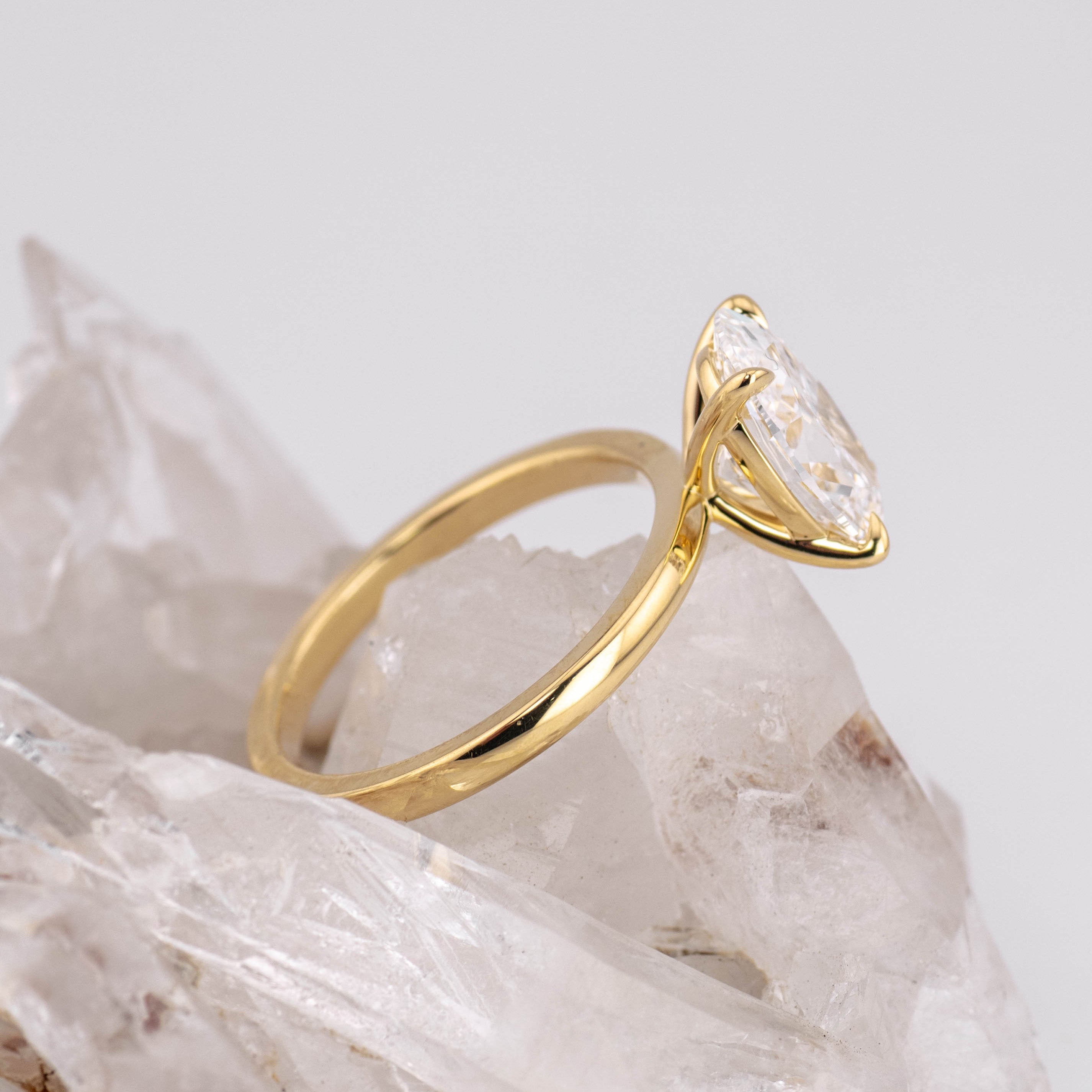 (Ready to Ship Size M) - Kate 2.5 – 4 Claw 2.55ct E VVS2 Oval Solitaire in 18k Yellow Gold