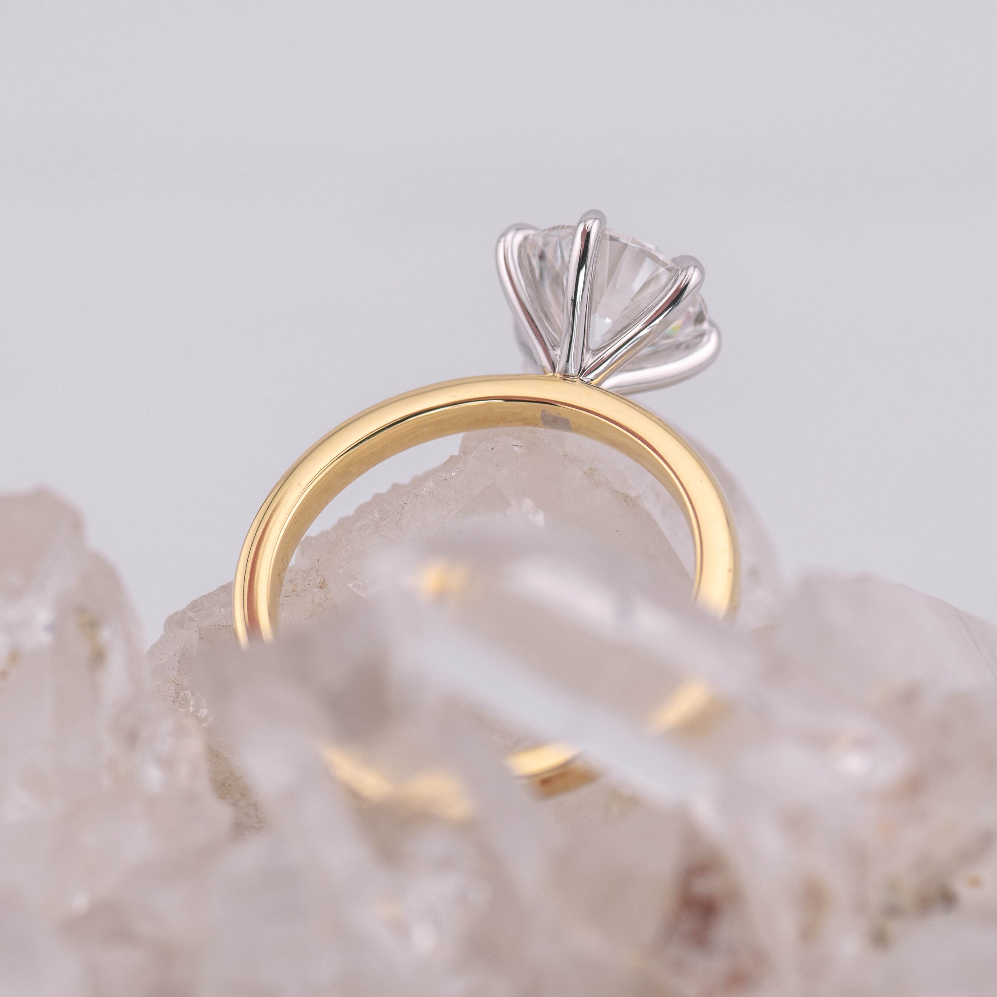 (Ready to Ship Size M) - Billie 2.0 – 6 Claw 2.03ct E VVS2 Round Solitaire 2 Tone 18k Gold