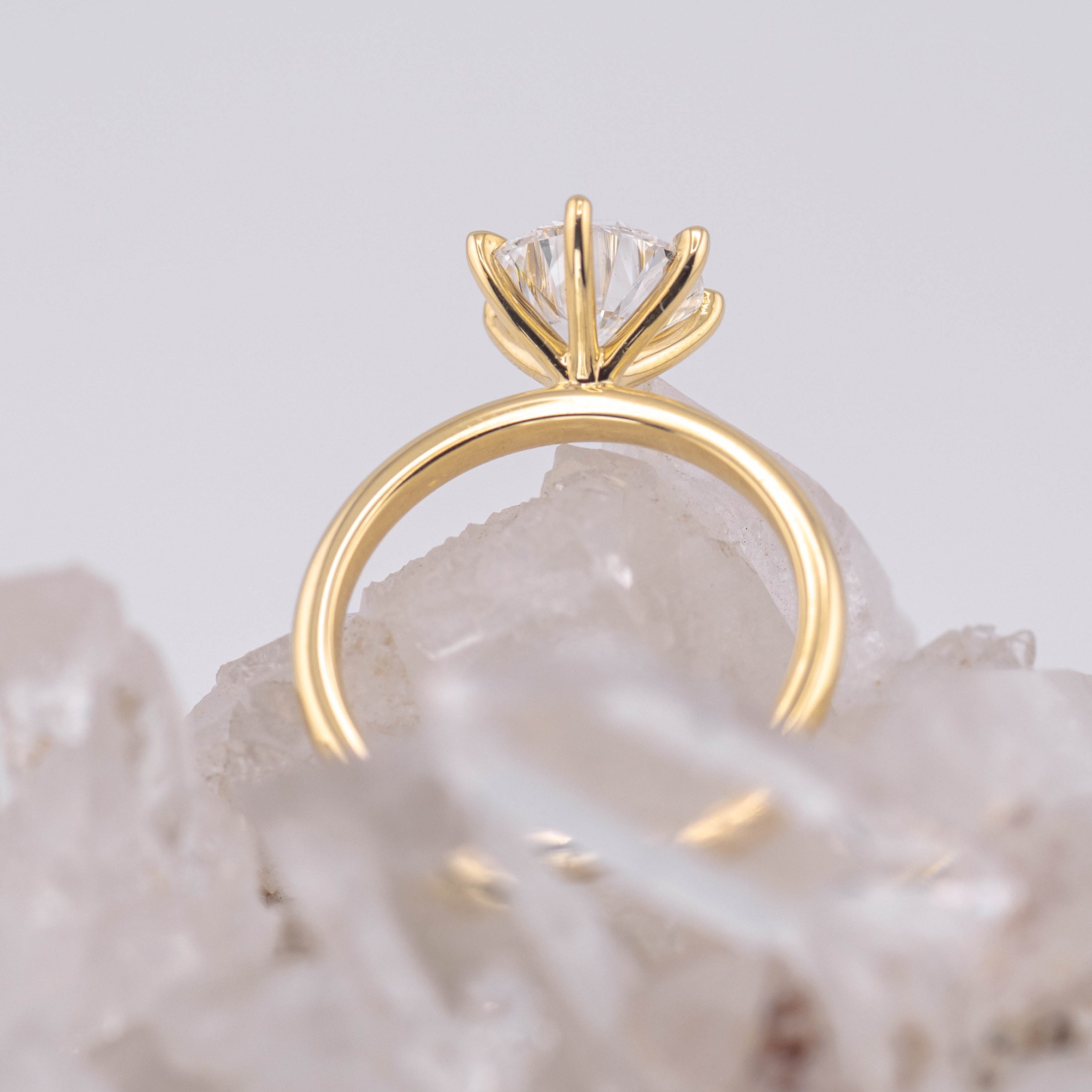 (Ready to Ship Size M) - Billie 2.0 – 6 Claw 2.06ct D VVS2 Round Solitaire 18k Yellow Gold