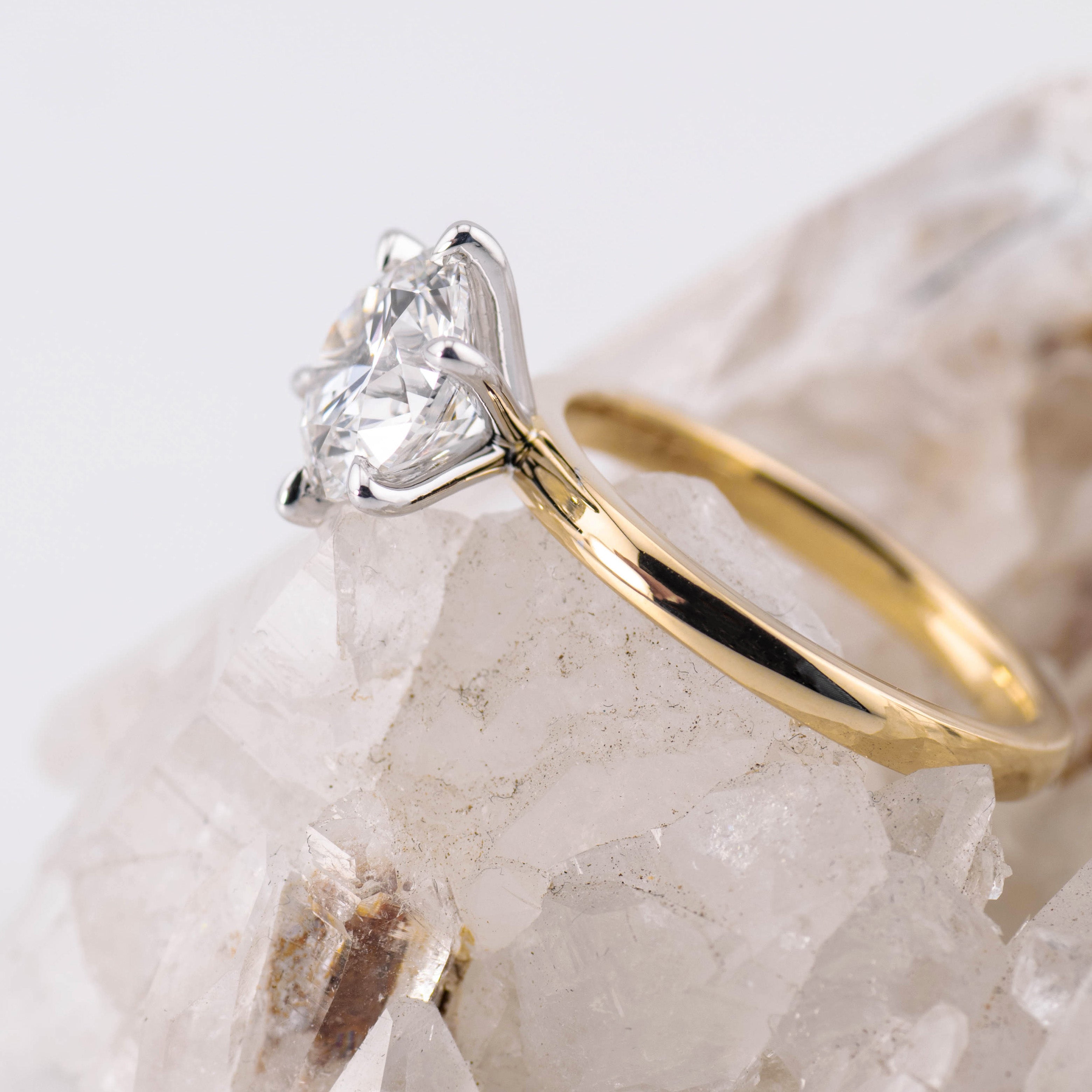 (Ready to Ship Size M) - Billie 2.0 – 6 Claw 2.04ct E VVS2 Round Solitaire 2 Tone 18k Gold