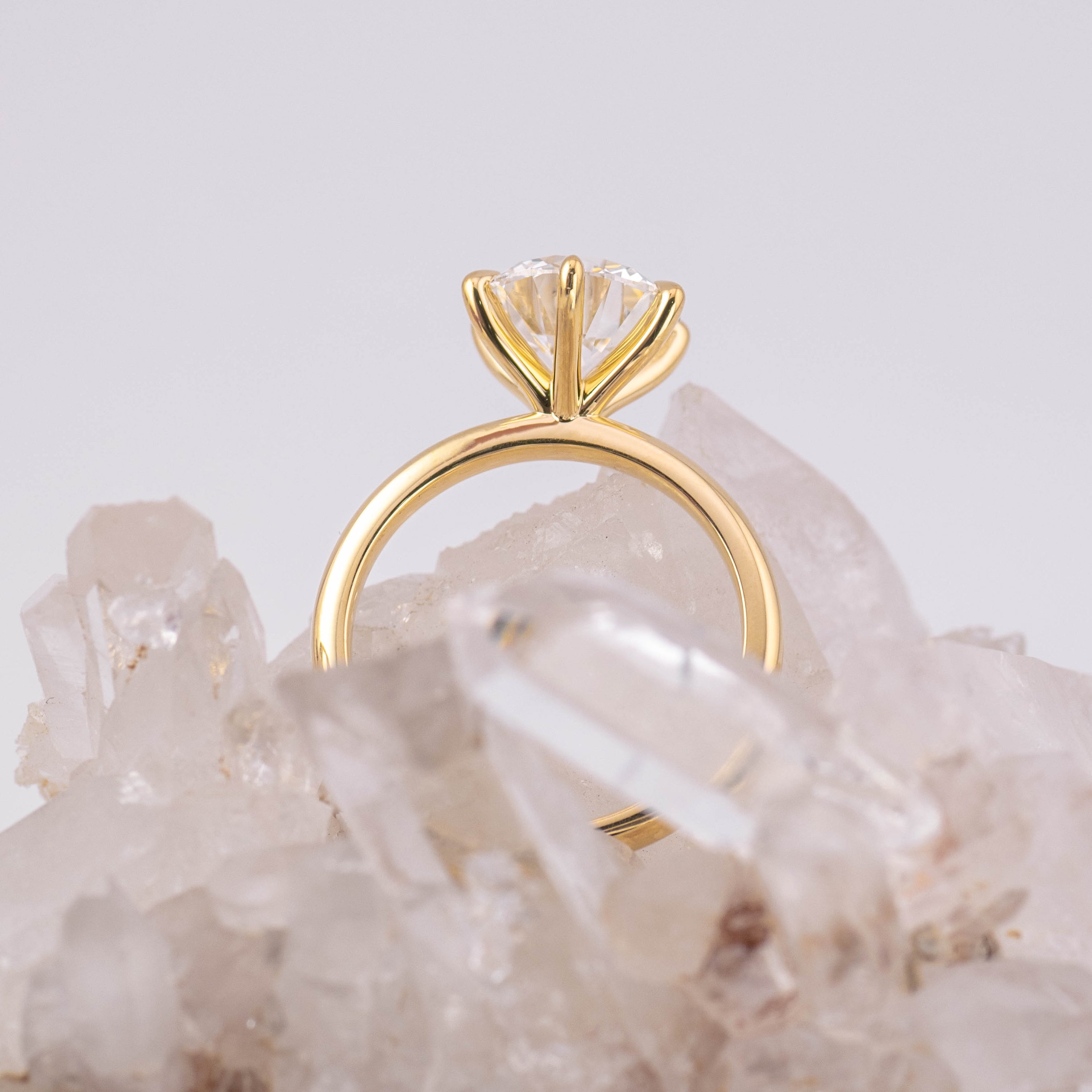 (Ready to Ship Size L) - Billie 2.5 – 6 Claw 2.55ct E VVS2 Round Solitaire 18k Yellow Gold