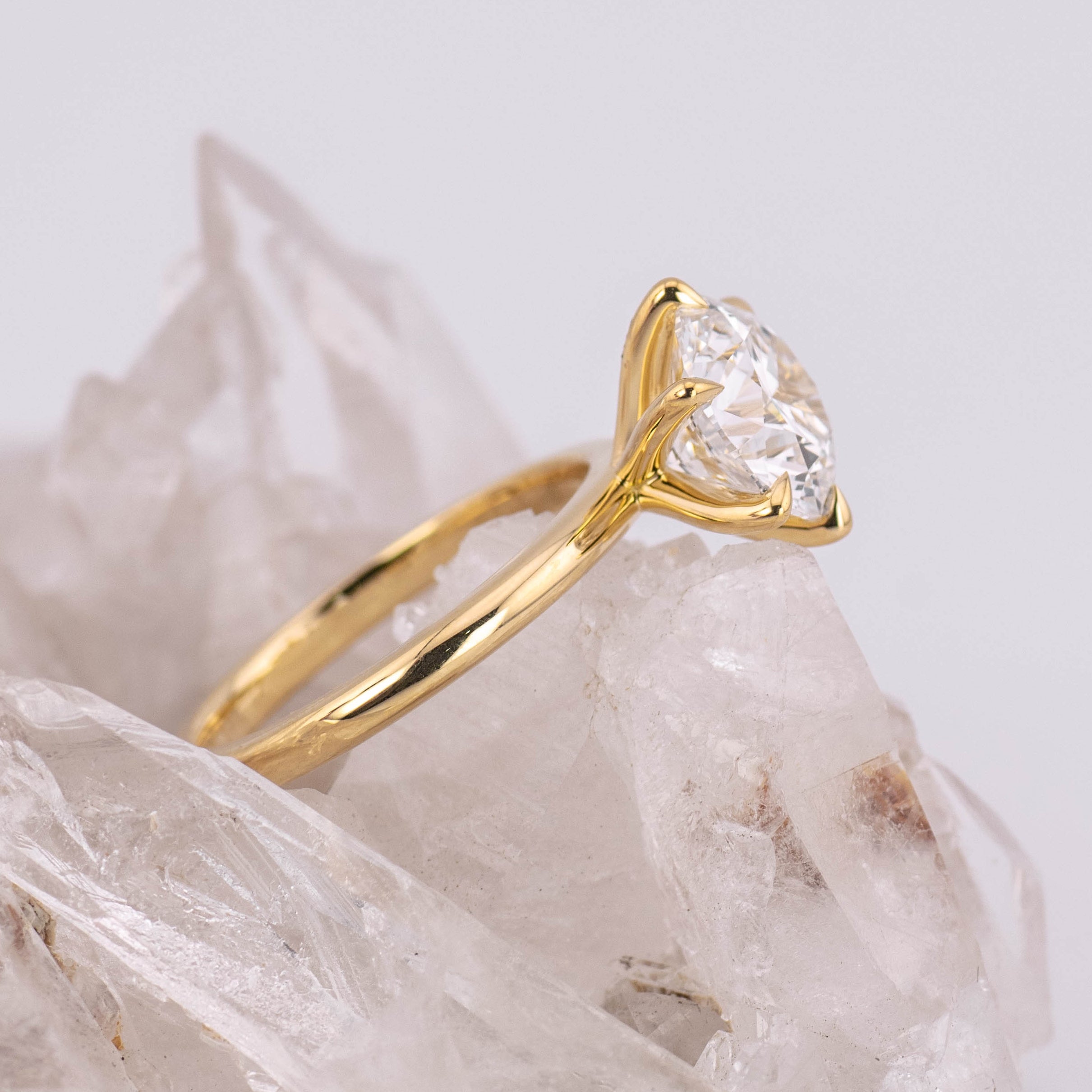 (Ready to Ship Size L) - Billie 2.5 – 6 Claw 2.55ct E VVS2 Round Solitaire 18k Yellow Gold