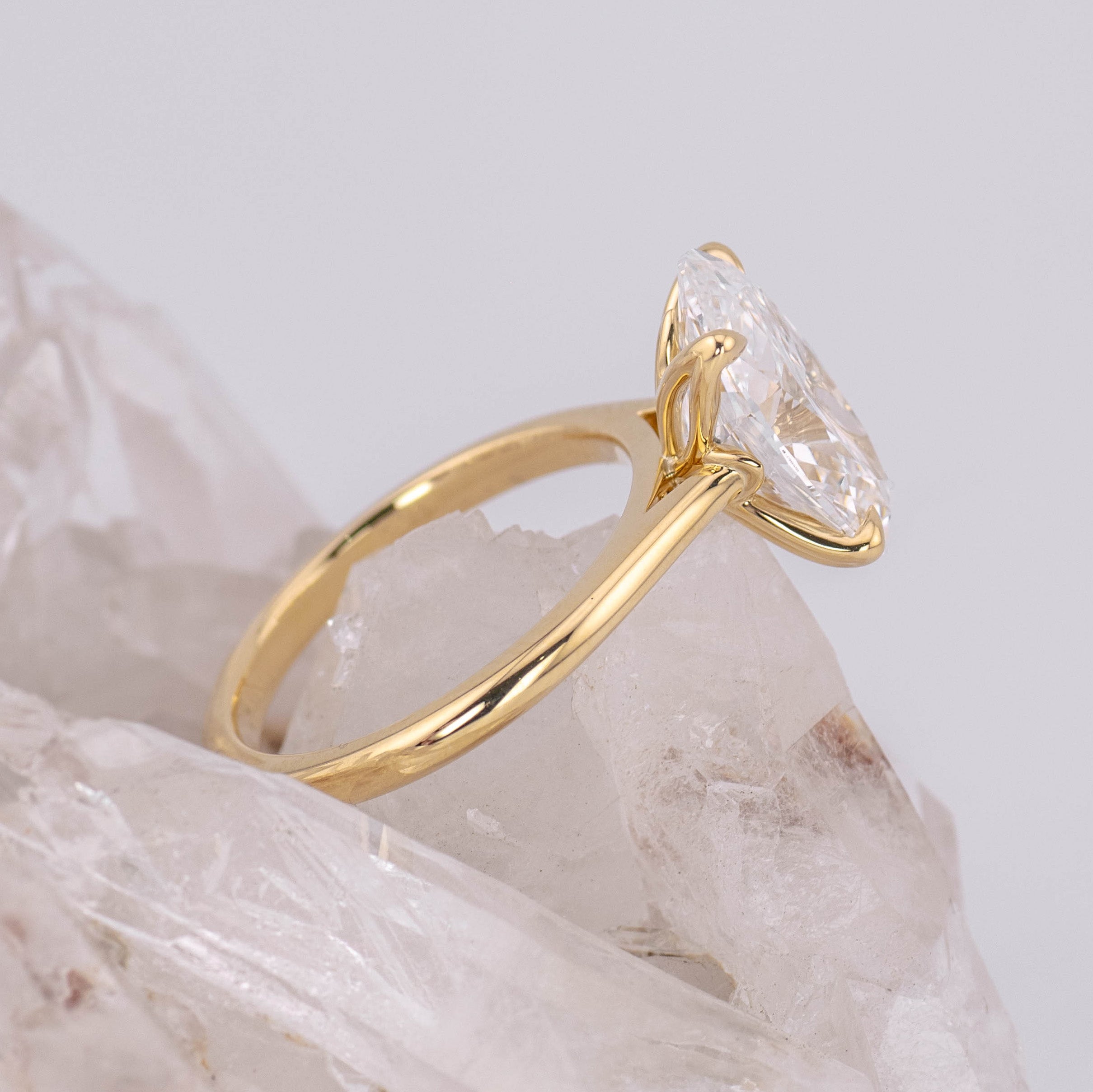 (Ready to Ship Size M) - Oval Petal 4.0 – 4 Claw Petal Basket 4.14ct E VVS2 Oval Solitaire in 18k Yellow Gold