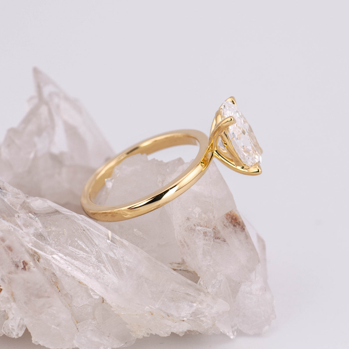 (Ready to Ship Size M) - Kate 2.5 – 4 Claw 2.52ct E VVS2 Oval Solitaire in 18k Yellow Gold