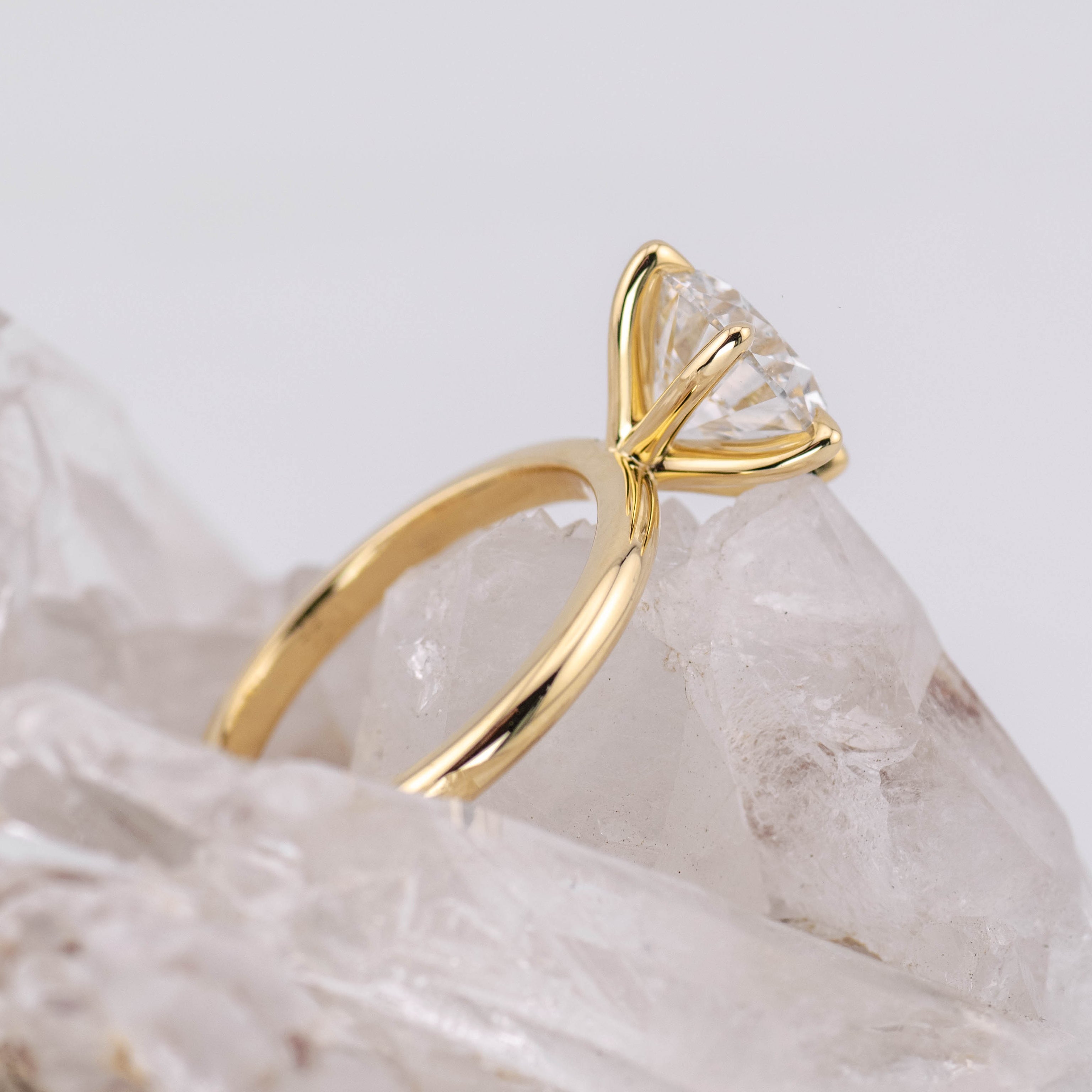 (Ready to Ship Size L) - Billie 2.5 – 6 Claw 2.53ct E VVS2 Round Solitaire 18k Yellow Gold