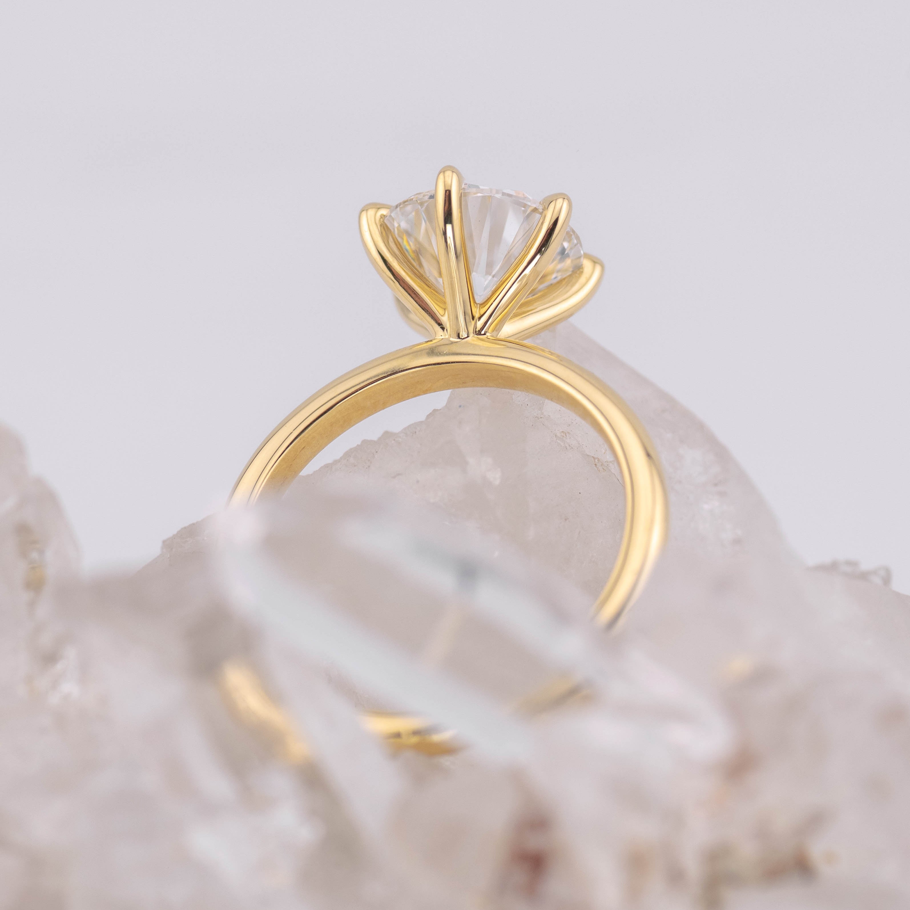 (Ready to Ship Size L) - Billie 2.5 – 6 Claw 2.53ct E VVS2 Round Solitaire 18k Yellow Gold